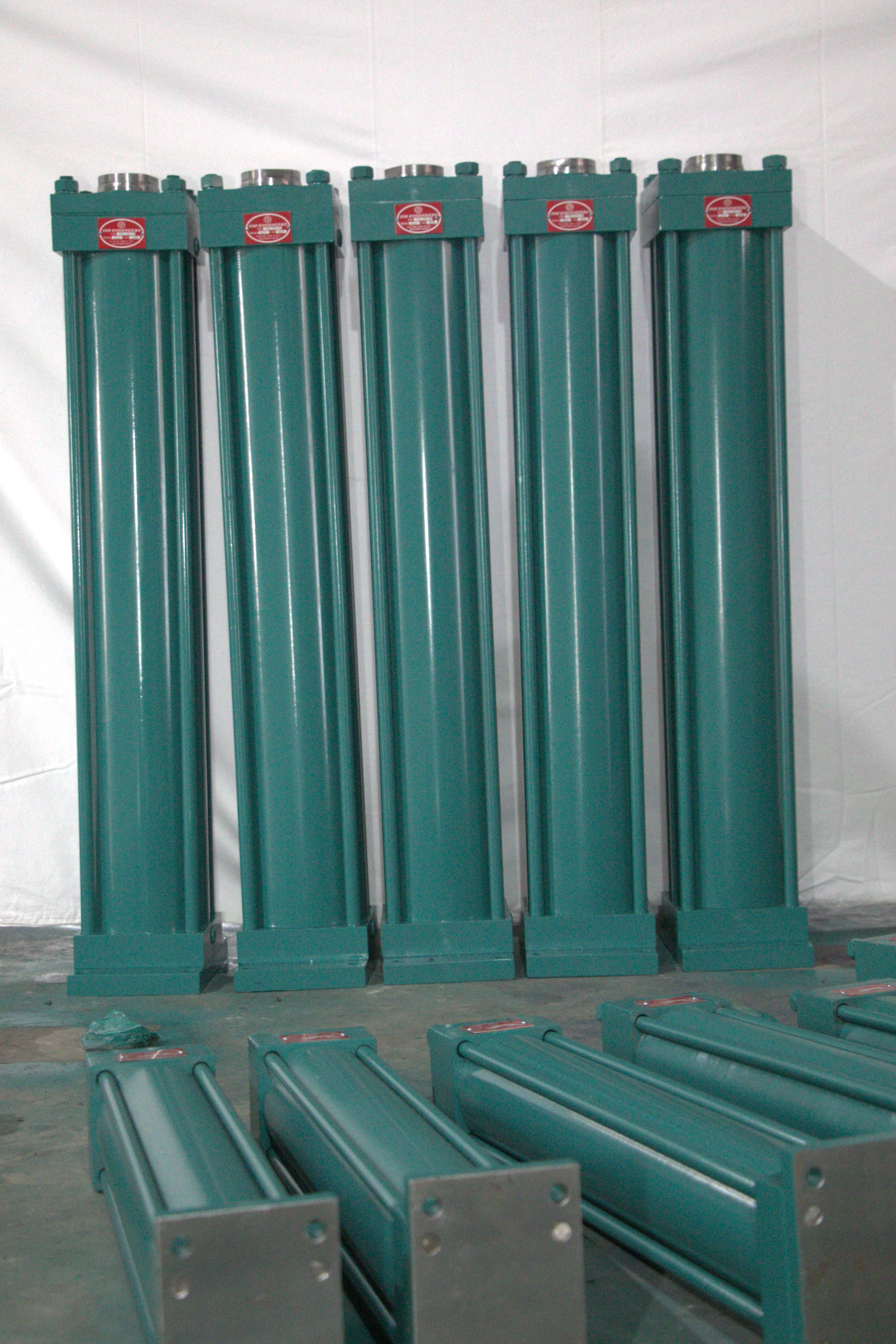 Industrial hydraulic cylinder manufactured by OM Engineers